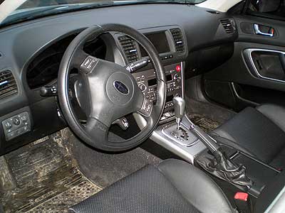 Subaru Legacy,Объем двигателя 3.0i DOHC, 245л.с., АКПП, ц.з., АБС, ГУР, электрические стеклопод., электрические зеркала с подогревом, климат-контроль, круиз-контроль, подогрев сидений и щёток стеклоочистителя, подушки безопасности, электрическая регулировка передних сидений, электрический люк, Противотуманные фары, литые диски R18, двойная система выхлопа, алюминиевый капот, навигационная система.Доп. оборудование: ксенон, спойлер, аудио система, аксессуары, зимняя резина.
